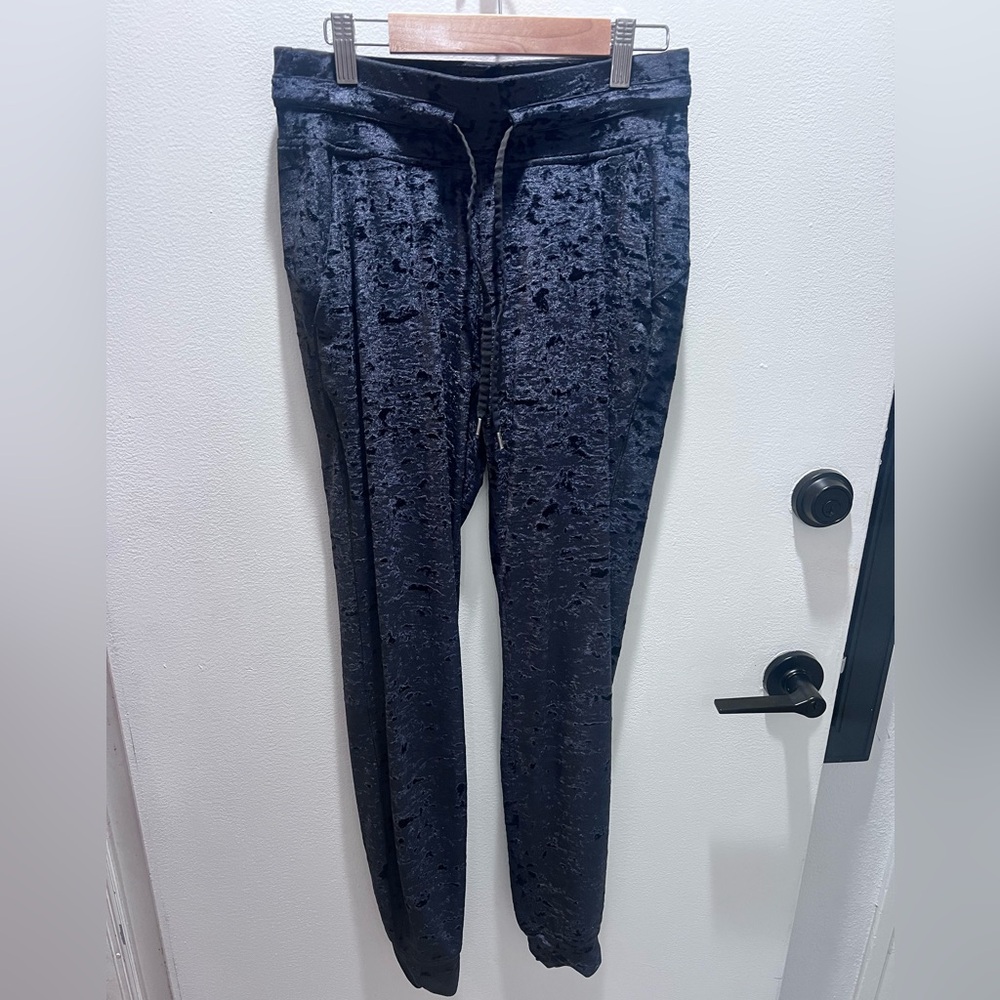 lululemon athletica Black ready to crush Jogger Pants Sz 4 EUC - Picture 6 of 9